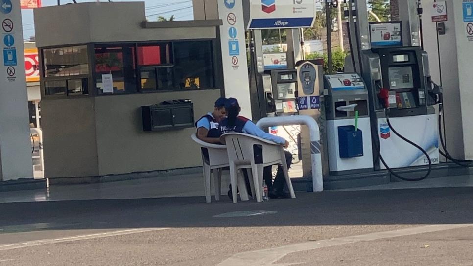 Gasolineras de Los Mochis ya cumplen con la Ley Silla: empleados cuentan con asiento propio Gasolineras de Los Mochis ya cumplen con la Ley Silla: empleados cuentan con asiento propio