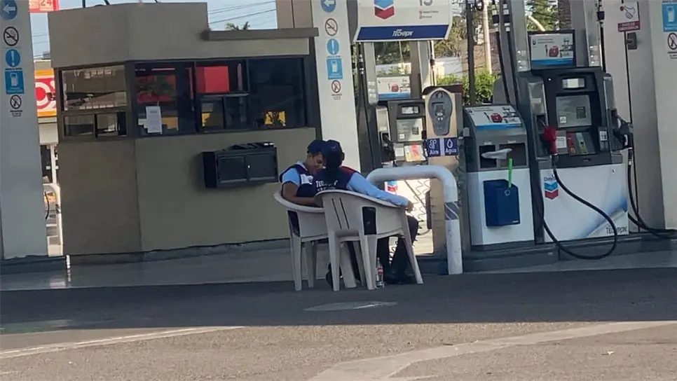 Gasolineras de Los Mochis ya cumplen con la Ley Silla: empleados cuentan con asiento propio