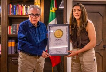 Rocha Moya entrega título de certeza jurídica a propiedad de María del Rosario Espinoza en La Brecha, Guasave