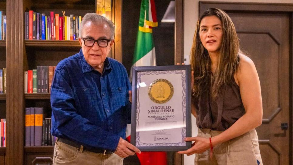 Rocha Moya entrega título de certeza jurídica a propiedad de María del Rosario Espinoza en La Brecha, Guasave Rocha Moya entrega título de certeza jurídica a propiedad de María del Rosario Espinoza en La Brecha, Guasave
