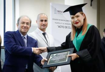 ¡Siempre se puede! Madre de tres hijos se gradúa del COBAES plantel 27, Culiacán