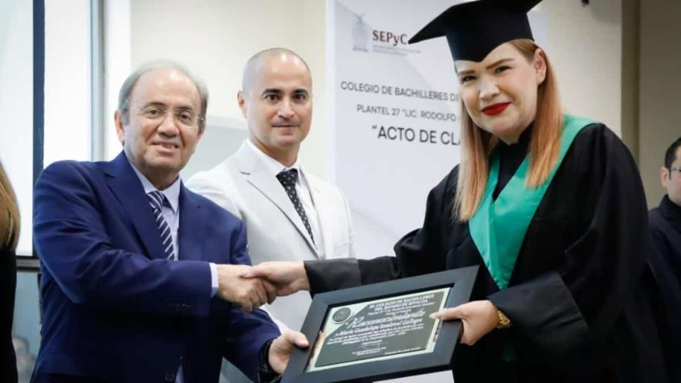 ¡Siempre se puede! Madre de tres hijos se gradúa del COBAES plantel 27, Culiacán ¡Siempre se puede! Madre de tres hijos se gradúa del COBAES plantel 27, Culiacán
