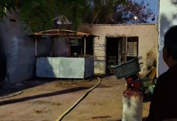 Cocinaba carne para vender tortas y su casa terminó en llamas; lo perdió todo