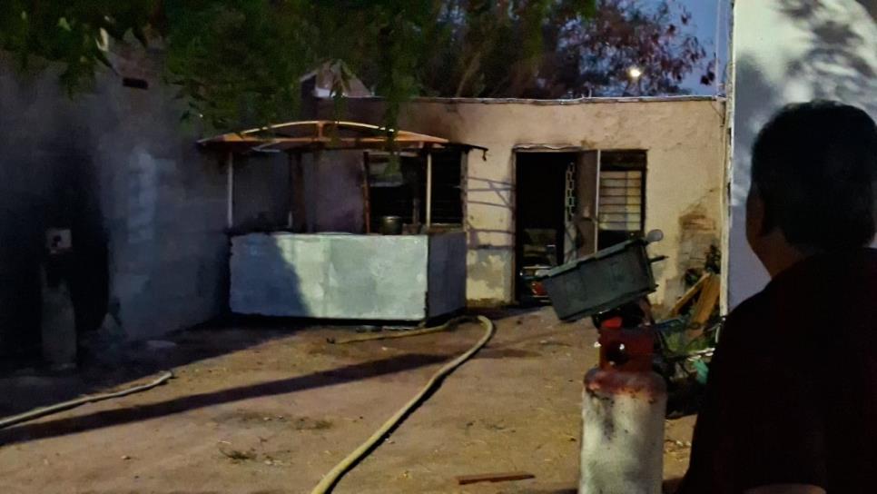 Cocinaba carne para vender tortas y su casa terminó en llamas; lo perdió todo Cocinaba carne para vender tortas y su casa terminó en llamas; lo perdió todo