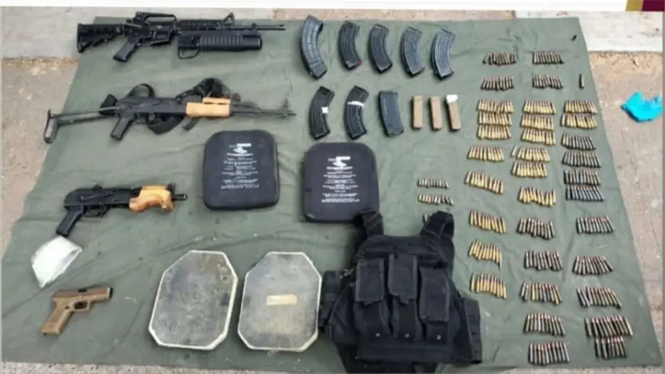 Las armas, cargadores, municiones y equipo táctico asegurados. (FOTO: Cortesía).