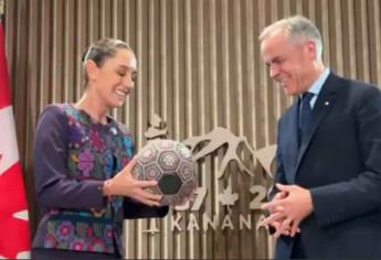 Sheinbaum obsequia balón fabricado por indígenas wirarikas a Mark Carney como símbolo del Mundial 2026 | VIDEO