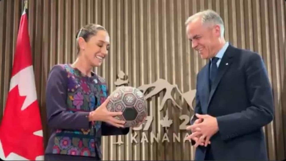 Sheinbaum obsequia balón fabricado por indígenas wirarikas a Mark Carney como símbolo del Mundial 2026 | VIDEO Sheinbaum obsequia balón fabricado por indígenas wirarikas a Mark Carney como símbolo del Mundial 2026 | VIDEO