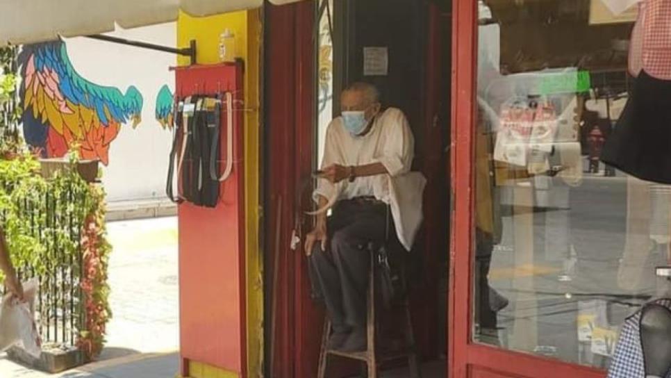 Don Luis Santana Tolentino, conocido como "El Señor de los Cintos" o "El Chiflador" ¿Qué vendía en su tienda? Don Luis Santana Tolentino, conocido como "El Señor de los Cintos" o "El Chiflador" ¿Qué vendía en su tienda?