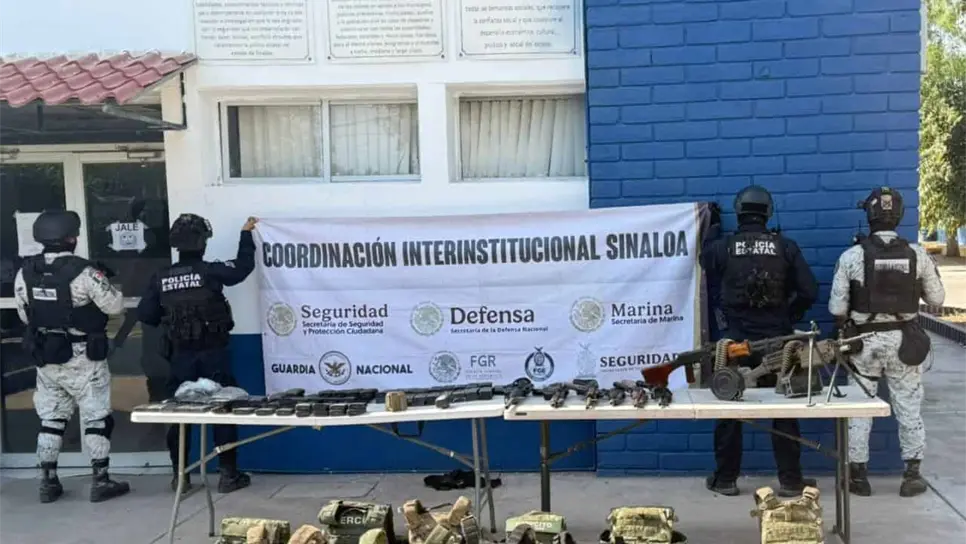 El armamento y equipo táctico asegurado por las autoridades. (FOTO: Cortesía).