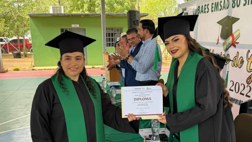 María de los Ángeles, su esposo Juan y su hijo Juan David terminan juntos bachillerato en COBAES María de los Ángeles, su esposo Juan y su hijo Juan David terminan juntos bachillerato en COBAES