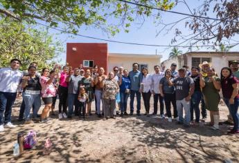 Alcalde de Culiacán entrega puente y viviendas en Higueras de Abuya