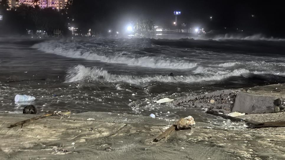 Erick provoca fuerte oleaje y desborde del mar en Playa Puerto Escondido | VIDEO Erick provoca fuerte oleaje y desborde del mar en Playa Puerto Escondido | VIDEO