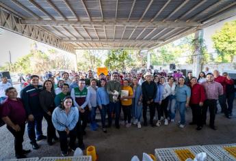 Alcalde de Culiacán entrega 3 mil 500 crías de ave a familias de Quilá