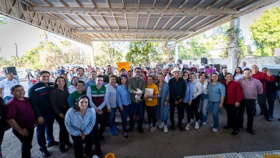 Alcalde de Culiacán entrega 3 mil 500 crías de ave a familias de Quilá Alcalde de Culiacán entrega 3 mil 500 crías de ave a familias de Quilá