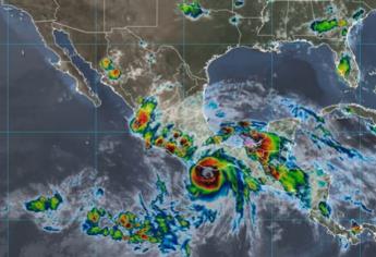Huracán Erick se ubica frente a Puerto Escondido, Oaxaca; impactará las primeras horas del jueves