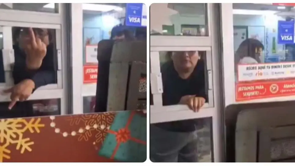Mientras una joven insultaba al trabajador, la otra golpeaba la puerta. (FOTO: X).