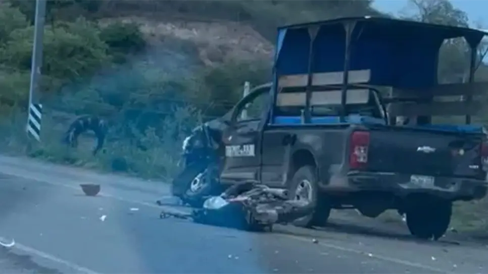 La motocicleta del joven terminó destrozada. (FOTO: Enrique Chan).