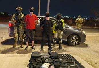 Detienen a dos personas en poder de armamento, drogas y equipo táctico