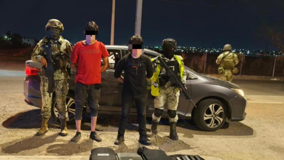 Detienen a dos personas en poder de armamento, drogas y equipo táctico Detienen a dos personas en poder de armamento, drogas y equipo táctico