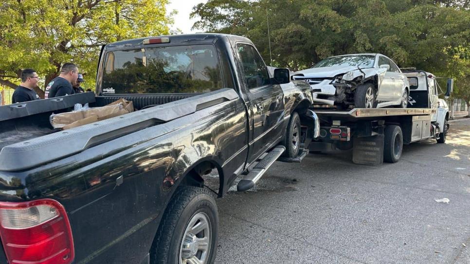 Mujer se pasa un alto y provoca aparatoso accidente en la colonia Anáhuac de Los Mochis