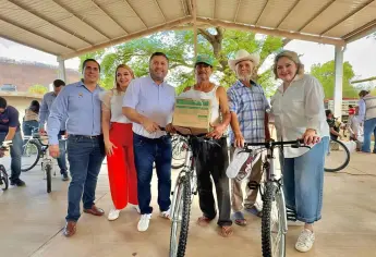 Eneyda Rocha y José Paz López entregan apoyos alimenticios en comunidades de Badiraguato