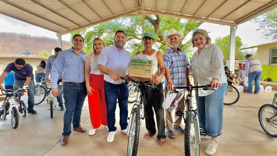 Eneyda Rocha y José Paz López entregan apoyos alimenticios en comunidades de Badiraguato Eneyda Rocha y José Paz López entregan apoyos alimenticios en comunidades de Badiraguato