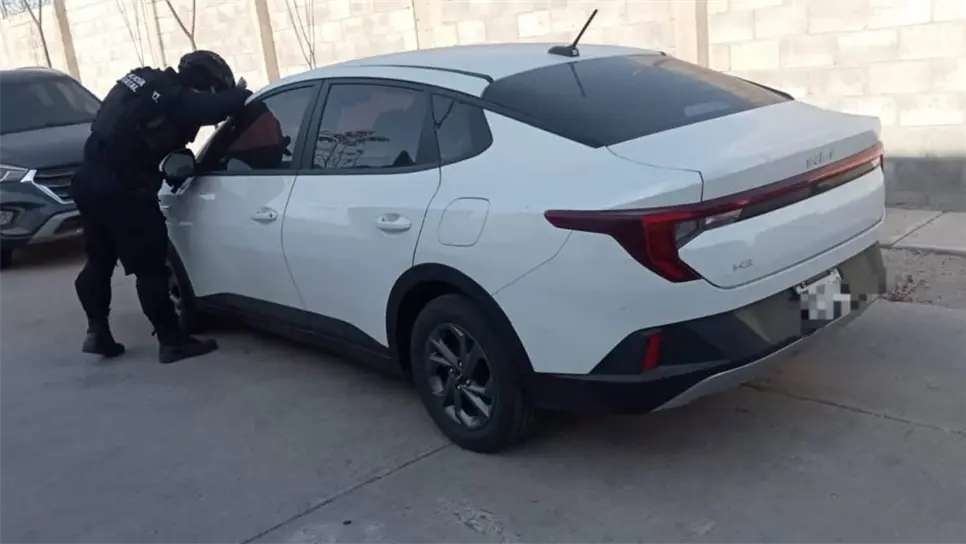 El vehículo fue encontrado abandonado. (FOTO: Cortesía).