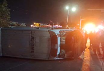 Vuelca ambulancia de Summa en Los Mochis; tres paramédicos resultaron heridos.
