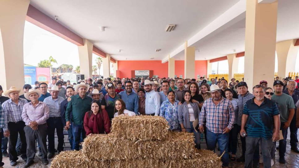 Juan de Dios Gámez entrega 35 mil pacas a ganaderos de Culiacán Juan de Dios Gámez entrega 35 mil pacas a ganaderos de Culiacán