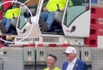 Obrero se duerme y ni cuenta al estar al lado de Donald Trump | VIDEO