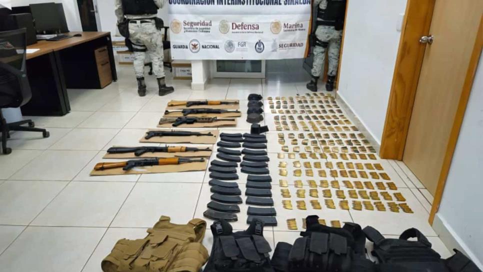 Militares aseguran en Culiacán vehículos, armas largas, cargadores y cartuchos Militares aseguran en Culiacán vehículos, armas largas, cargadores y cartuchos