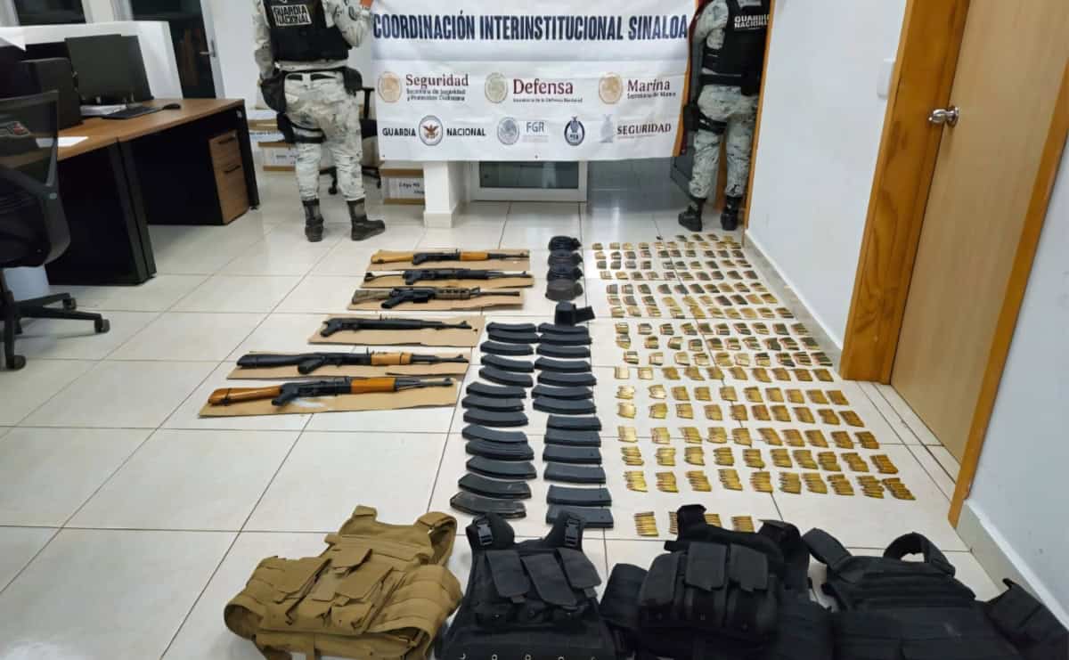 FOTO: Grupo Interinstitucional asegura en Culiacán vehículos, armas largas, cargadores y cartuchos