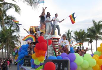Celebra Mazatlán su orgullo LGBT; alcaldesa Estrella Palacios encabeza contingente