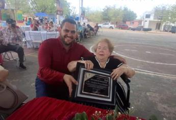 Brindan emotivo reconocimiento a Adela García, fundadora de Pueblos Unidos