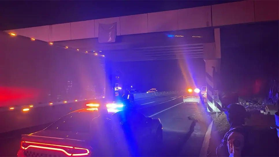Los cuerpos y la manta estaban en el puente de Caimanero. (FOTO: Ángel Beltrán).