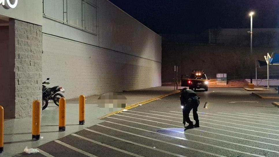 Asesinan a balazos a motociclista en el estacionamiento del Walmart México 68, en Culiacán Asesinan a balazos a motociclista en el estacionamiento del Walmart México 68, en Culiacán