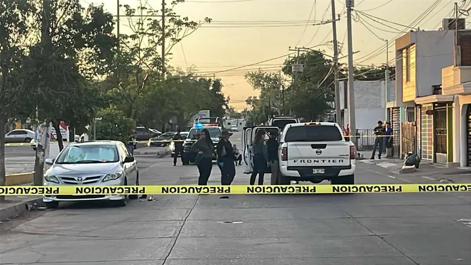 La camioneta en la que viajaban quedó abandonada junto al mercado de abastos. (FOTO: Ángel Beltrán).