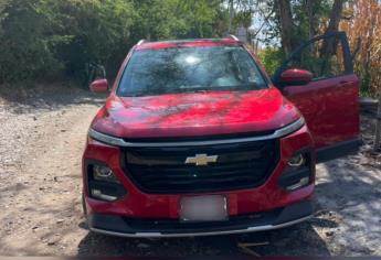 Elementos militares recuperan vehículo con reporte de robo en la zona rural de Culiacán