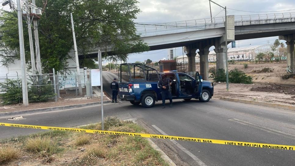 Abandonan a un ejecutado con un mensaje bajo el puente del Rolando Arjona en Culiacán
