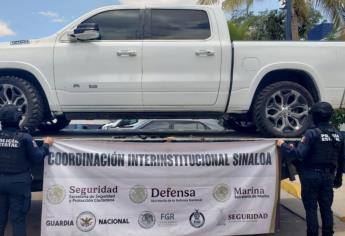 Aseguran una camioneta robada con cargadores y cartuchos en Culiacán