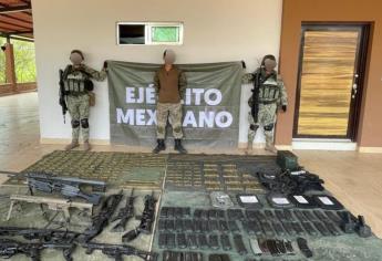 Detienen a sicario con 12 artefactos explosivos, lanzagranadas y armas largas en Caminaguato, Culiacán