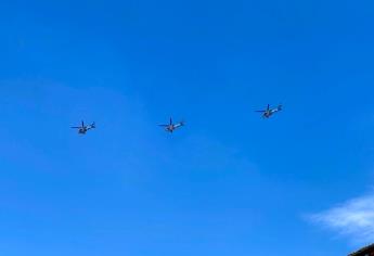 Tres helicópteros militares Black Hawk sobrevuelan Culiacán
