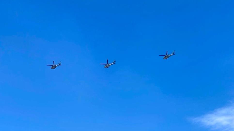 Tres helicópteros militares Black Hawk sobrevuelan Culiacán Tres helicópteros militares Black Hawk sobrevuelan Culiacán
