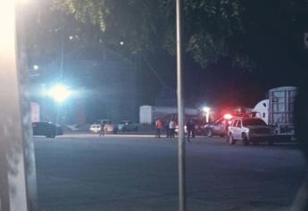 Muere chofer tras caer de la caja de un tráiler en Guamúchil