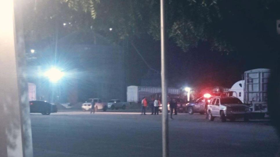 Muere chofer tras caer de la caja de un tráiler en Guamúchil Muere chofer tras caer de la caja de un tráiler en Guamúchil