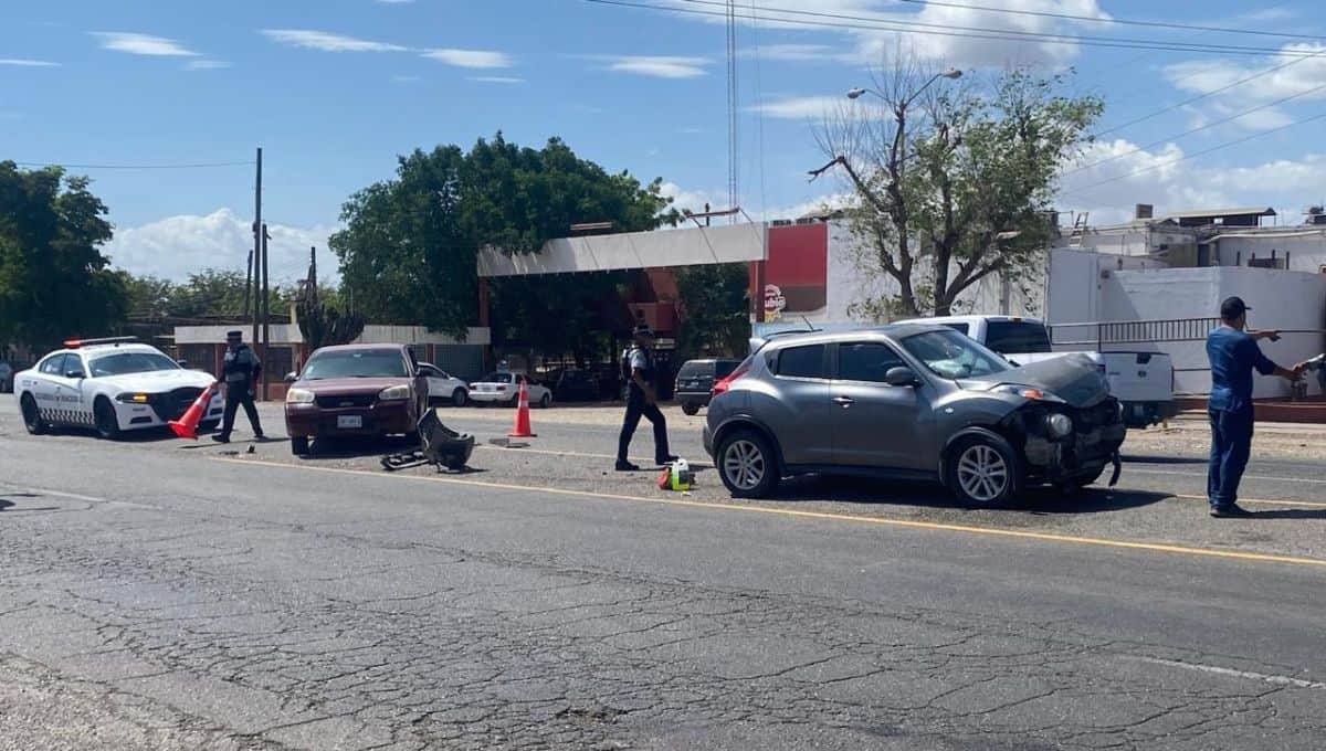 El joven que conducía el Malibú tinto resultó con lesiones. FOTO: Luz Noticias.