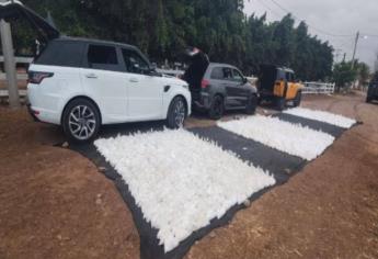 Aseguran camionetas de lujo y más de 700 kg de metanfetamina en el Rancho Salazar, Culiacán
