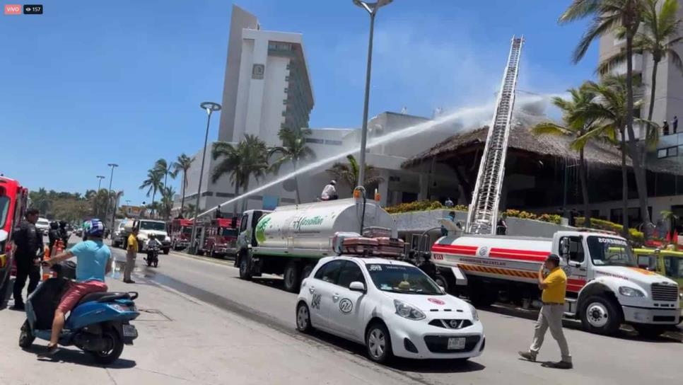 Se incendia palapa del hotel El Cid de Mazatlán; le arrojaron una colilla de cigarro Se incendia palapa del hotel El Cid de Mazatlán; le arrojaron una colilla de cigarro