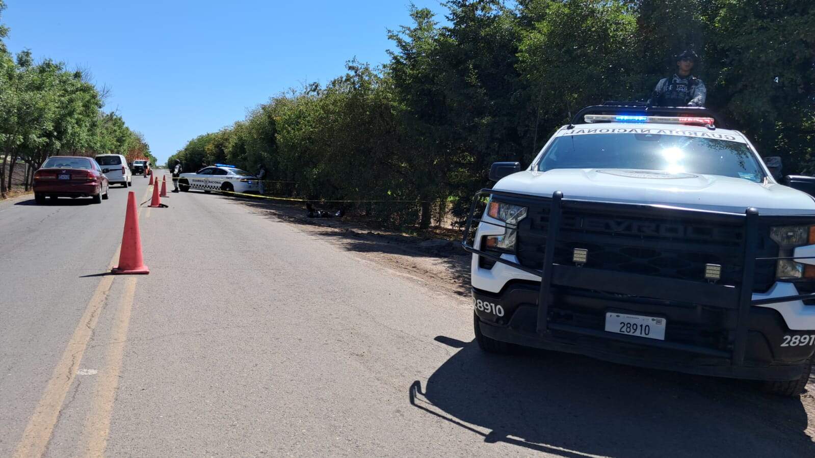 El cuerpo estaba tirado por la orilla de la carretera. FOTO: Luis Ramírez.