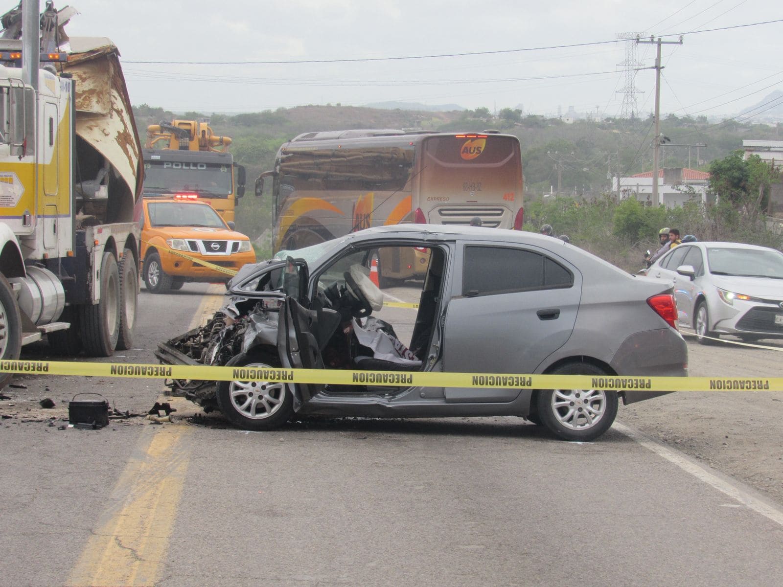 El sedán en el que viajaba la pareja terminó destrozado del frente. (FOTO: Enrique Chan).